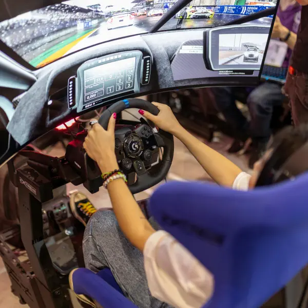 Sim racer utilizando o Espaçador de Pedais JJESP-01